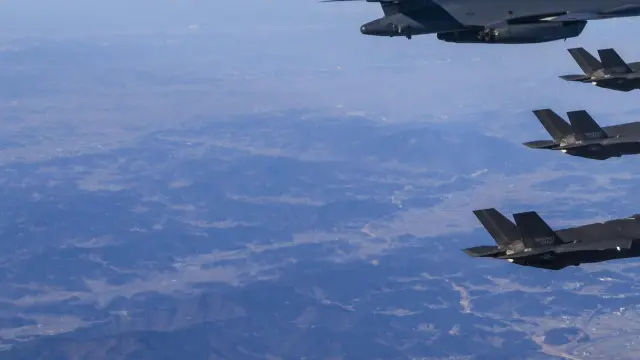 En las maniobras realizadas en coordinación con Seúl han participado también aviones de combate F-35A y F-15K surcoreanos y cazas F-16
