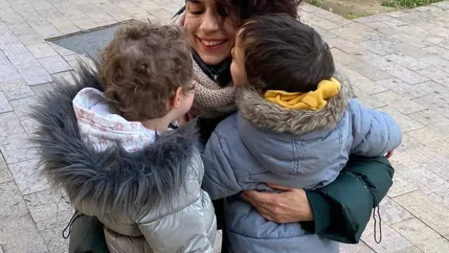 Ana Romero junto a sus dos hijos gemelos, Alaia y Uriel.