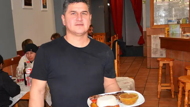Boris Saúl Abril, en el comedor de la brasería Galápagos.