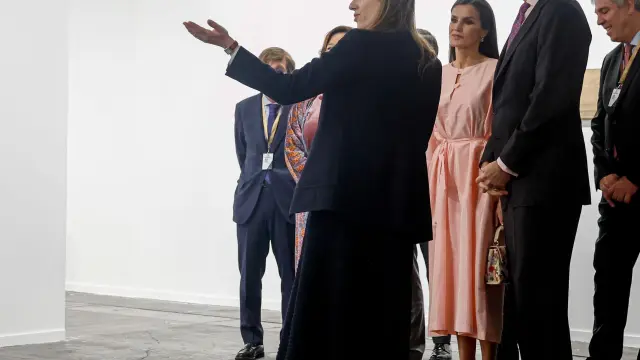 Los reyes observan una obra expuesta en la galería David Zwirner, dentro de la Feria Internacional de Arte Contemporáneo ARCO 2023