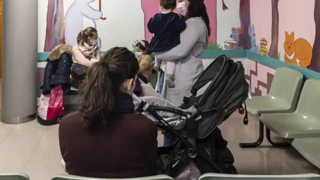 Varias familias esperan su turno en una consulta de pediatría en Zaragoza, este lunes.