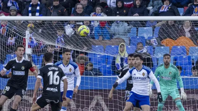 Un ataque estéril del Real Zaragoza en el último partido, con Puche y Luna buscando la pelota en el área del Burgos.
