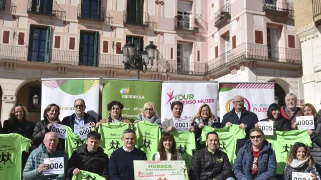 Presentación de la carrera Huesca en forma por la Igualdad en la plaza Luis López Allue.