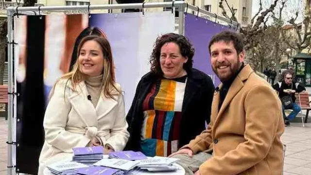 Maru Díaz, Marta de Santos y Guillermo Boix este jueves en la plaza de Navarra.
