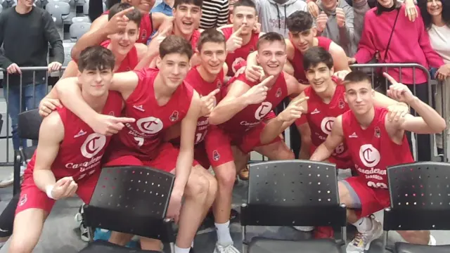 Los jugadores del Casademont Zaragoza junior celebran el triunfo en Croacia.