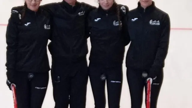 El equipo del CH del Pirineo en el Campeonato de España femenino de curling.