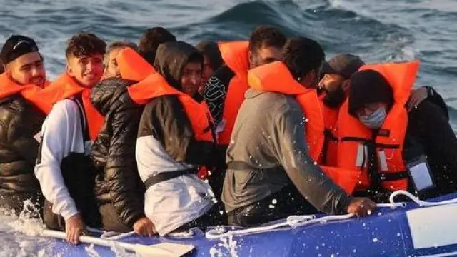Un grupo de inmigrantes ilegales llega a la costa de Dover en una embarcación neumática.