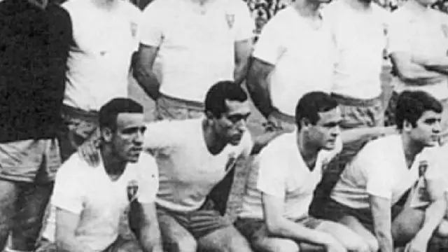 Imagen del equipo del Real Zaragoza que fue campeón de Copa en 1966. En la final, ganada al Athletic de Bilbao por 2-0, esta fue la formación: de pie, de izda. a dcha., Yarza, Irusquieta, Santamaría, Reija, Pais, Violeta; agachados, Canario, Santos, Marcelino, Villa y Carlos Lapetra.