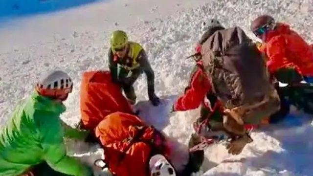 Una imagen de vídeo de la atención al esquiador herido en el alud del pico Arriel.