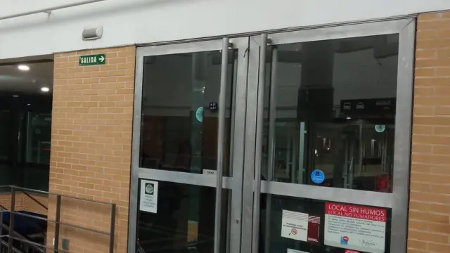 El local que ocupaba una cafetería-restaurante en la estación de Huesca está cerrado desde septiembre de 2019.