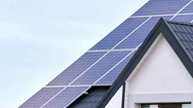 La energía solar se aprovecha a través de la instalación de paneles fotovoltaicos.