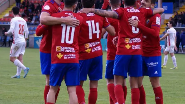 Los jugadores del Teruel celebran uno de los goles anotados en Pinilla contra el Manresa.