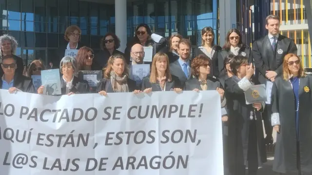 Los LAJ, este miércoles en una protesta en la Ciudad de la Justicia de Zaragoza