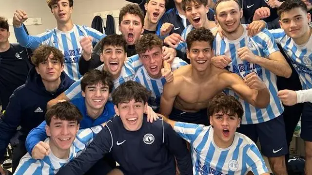 El juvenil del Racing Club Zaragoza celebra una victoria en el vestuario.