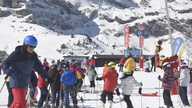 Un grupo de esquiadores en la estación de Candanchú.