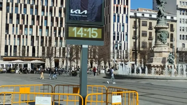 El nuevo termómetro-reloj que se ha instalado en la plaza de España de Zaragoza.