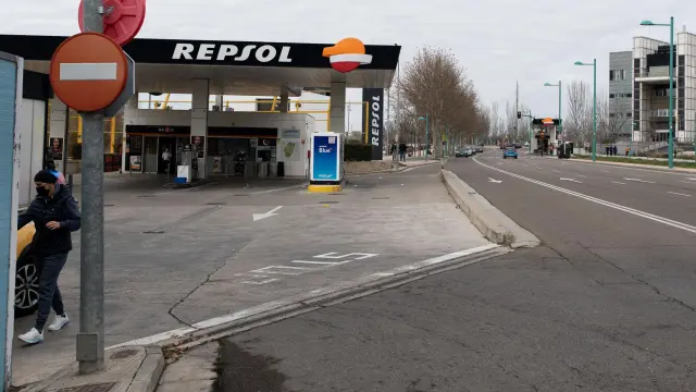 El atropello se produjo el 27 de febrero de 2022 junto a esta gasolinera de Zaragoza.