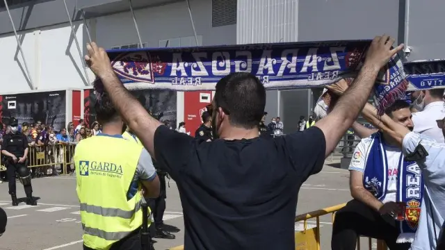 Las aficiones de la SD Huesca y el Real Zaragoza a las puertas de El Alcoraz en el partido del año pasado.