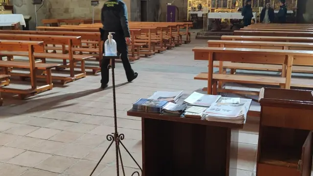 Agentes de la Guardia Civil este domingo en la iglesia parroquial de Grañén.