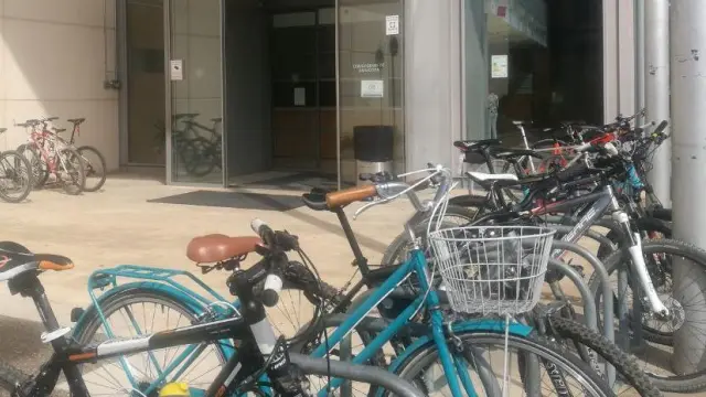 Bicicletas en el campus de Huesca, que favorece la movilidad sostenible.