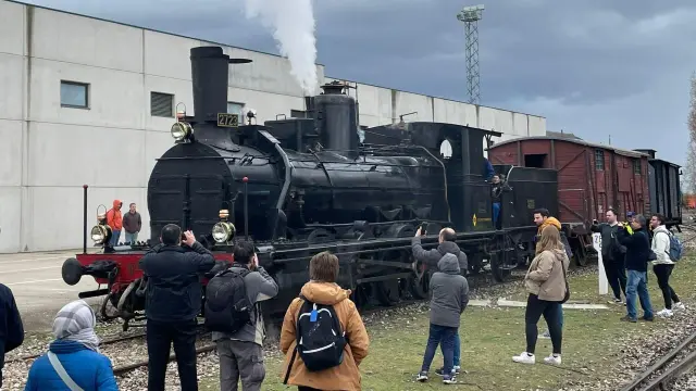 La locomotora de vapor Verraco que vieron los amantes del ferrocarril aragoneses cerca del museo de Venta de Baños (Palencia).