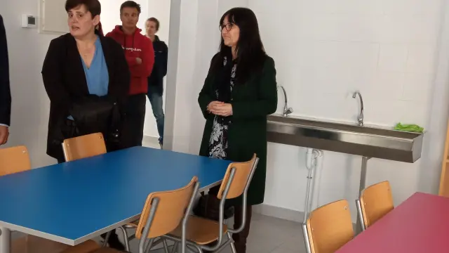 El consejero de Educación, Felipe Faci, en su visita al nuevo aulario del IES Ramón y Cajal de Huesca, junto a la directora provincial. Amparo Roig, y la directora del centro, María Costa.