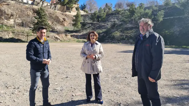 La alcaldesa, Emma Buj, con los concejales Juan Carlos Cruzado y Carlos Méndez, en el solar de Cofiero.