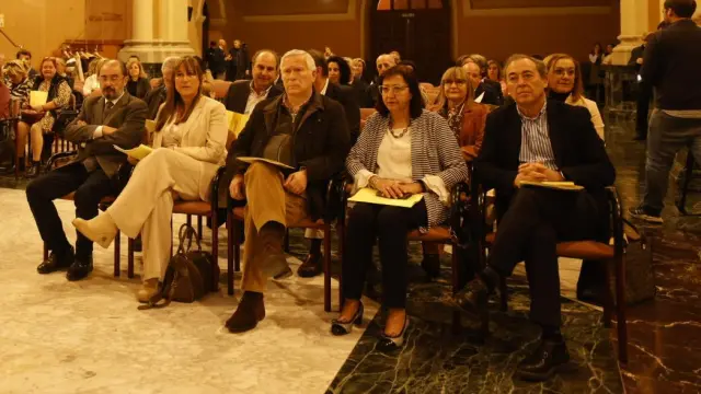 Javier Lambán, junto a Sira Repollés, en la Sala de la Corona del Pignatelli, durante la presentación de la iniciativa aragonesa a los agentes sociales.