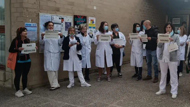 Protesta de los trabajadores sanitarios en el centro de salud de Ejea.