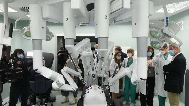 Sira Repollés visita el nuevo robot Da Vinci para cirugías de alta precisión.