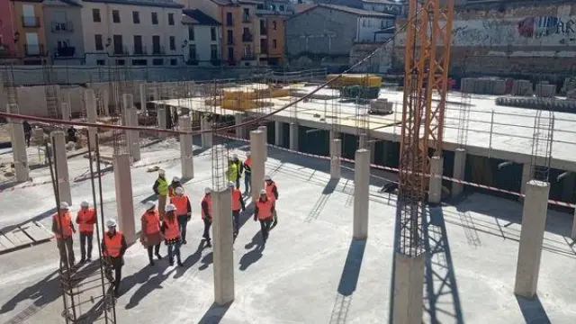Visita al solar de la Merced de Huesca, donde se construirán 88 viviendas por fases.