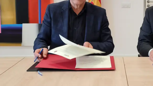 Firma del convenio entre el consejero de Educación, Cultura y Deporte del Gobierno de Aragón, Felipe Faci, y el presidente de la Fundación Basket Zaragoza, Reinaldo Benito