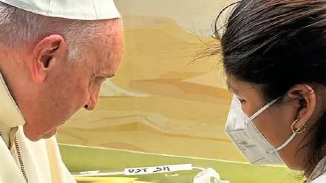 El papa visita a niños y bautiza a un bebé durante su ingreso hospitalario