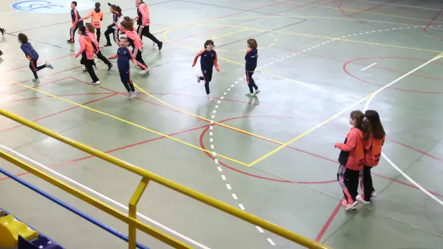 Escolares en una actividad deportiva en el colegio Sagrada Familia de Zaragoza, en una imagen de archivo.