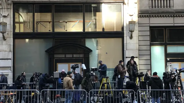Periodistas y fotógrafos esperan la llegada de Trump a la Torre Trump de Nueva York.