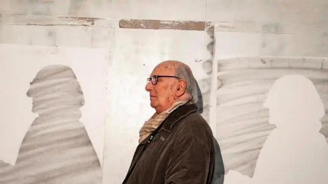 Carlos Saura, durante el rodaje de 'Las paredes hablan'.