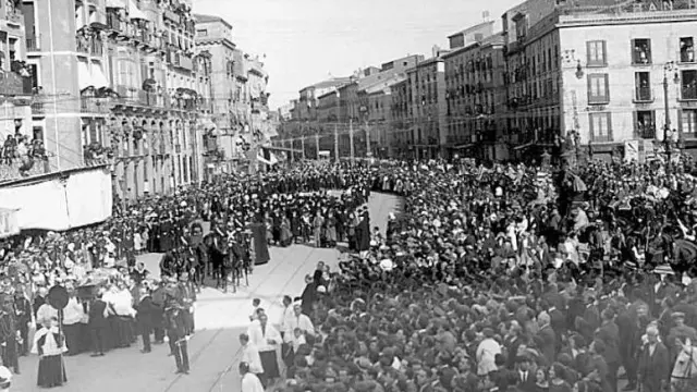 Una multitud se congregó al paso del féretro durante su traslado a la basílica del Pilar, el 8 de junio de 1923.