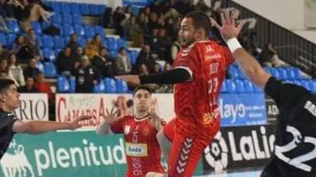 Dijá, central del Bada Huesca, realiza un lanzamiento durante el choque con el Sinfín.