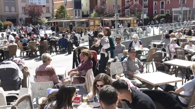 Las terrazas de los bares de la plaza Biscós de Jaca, llenas de clientes este sábado al mediodía.