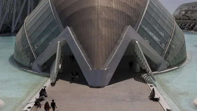 Vista general del gran cine y planetario IMAX y 3D de la Ciudad de las Artes y las Ciencias de Valencia.