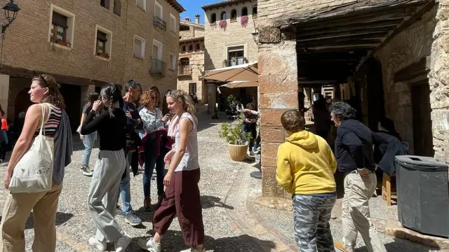 Turistas paseando este domingo por el pueblo de Alquézar.