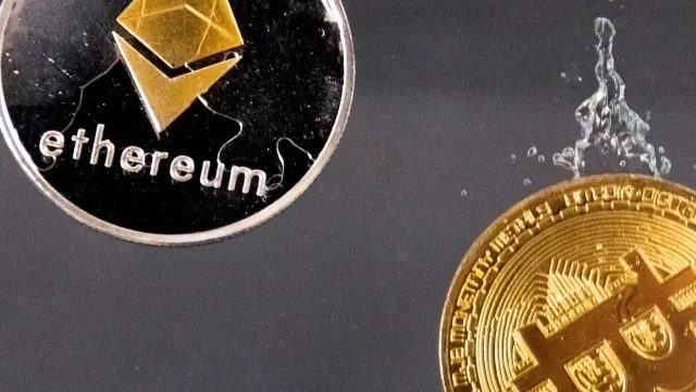 Representación de las criptomonedas Ethereum y Bitcoin.