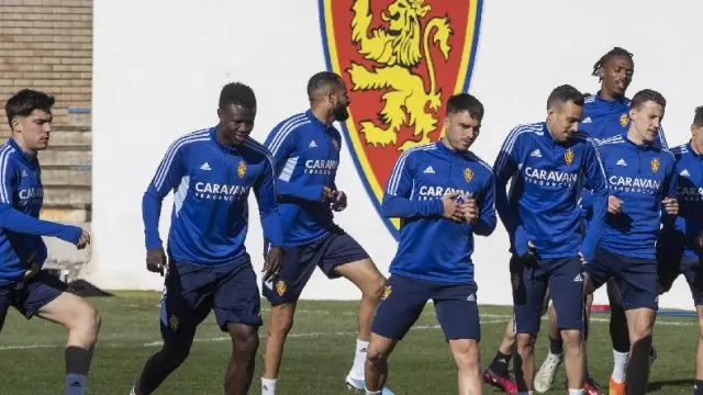 Varios futbolistas del Real Zaragoza inician el entrenamiento a las órdenes del preparador físico, Julen Masach.