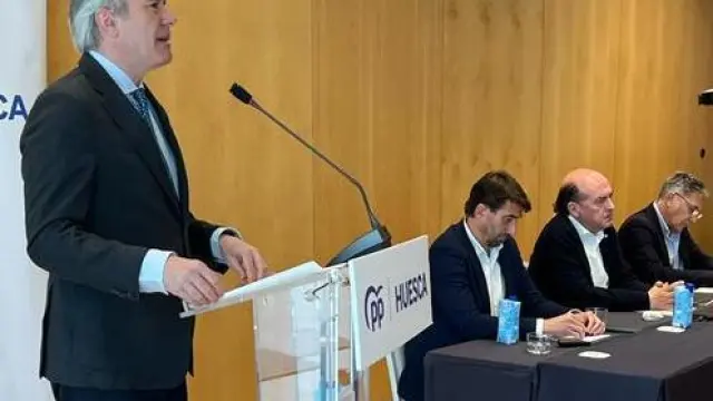 Jorge Azcón durante la conferencia impartida en el foro celebrado este jueves en el hotel Abba de Huesca.