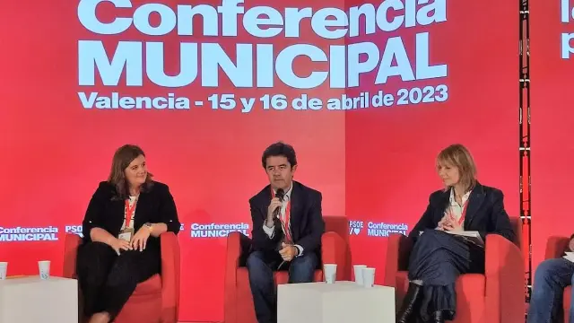 Luis Felipe durante su intervención junto a Luis Alaya, Lluisa Moret y Clara Martín.