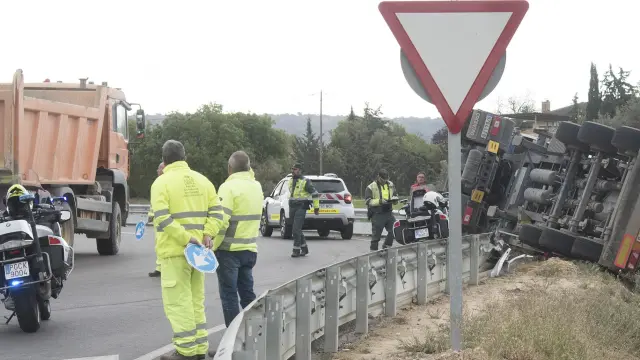 Accidente de un camión en la rotonda de salida de Huesca hacia la N-240.