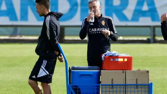Fran Escribá se hidrata en un entrenamiento del Real Zaragoza.