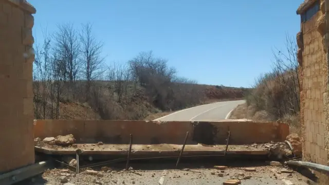 La plataforma del puente se vino abajo debido al golpe, quedando cortada la carretera.