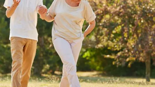 Caminar es una actividad que ayuda a las personas con artrosis.