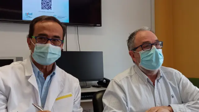 Miguel Zazo y José Manuel Ramón y Cajal en la firma del convenio entre el Hospital San Jorge y la Asociación Española contra el Cáncer en Huesca